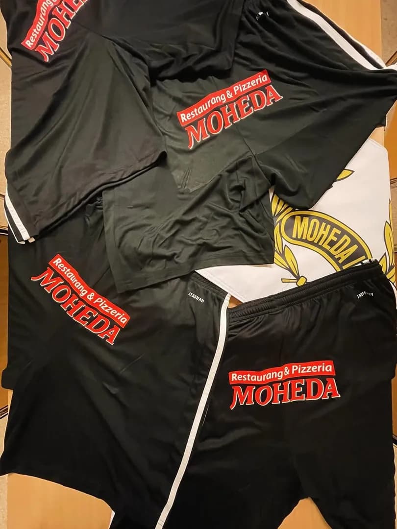 Moheda IF:s nya shorts med Restaurang & Pizzeria Mohedas logga